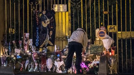 Devant la maison de Johnny Hallyday à Marnes-la-Coquette (Hauts-de-Seine), le 6 décembre 2017. (CHRISTOPHE PETIT TESSON / EPA)