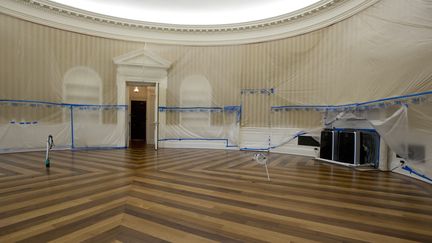 Le Bureau ovale de la Maison Blanche lors de travaux de rénovation, vendredi 11 août 2017 à Washington (Etats-Unis). (RON SACHS / CNP / AFP)