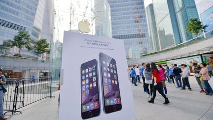 Des affiches publicitaires pour l'iPhone 6, &agrave; Shanga&iuml; (Chine), le 17 octobre 2014. (IMAGINECHINA / AFP)