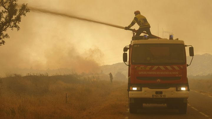 Un pompier combat les flammes pr&egrave;s d'Orgon (Bouches-du-Rh&ocirc;ne), le 26 ao&ucirc;t 2012. (FRANCK PENNANT / AFP)