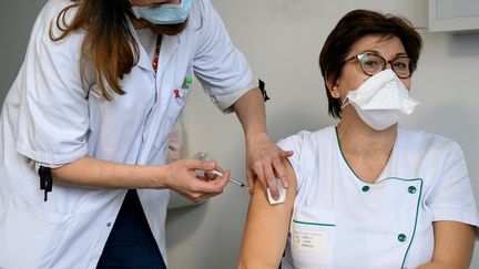 Une soignante reçoit le vaccin Pfizer-BioNTech contre le Covid-19 à l'hôpital Sainte-Camille de Bry-sur-Marne, le 8 janvier 2021. (BERTRAND GUAY / AFP)