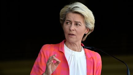 La présidente de la Commission européenne, Ursula von der Leyen, lors d'une visite&nbsp;sur la base militaire de Torrejón de Ardoz, près de Madrid (Espagne), le 21 août 2021. (JAVIER SORIANO / AFP)