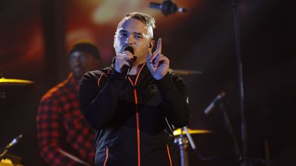 Le rappeur Jul se produit sur la scène des Victoires de la Musique, le 10 février 2017 au Zénith de Paris. (THOMAS SAMSON / AFP)