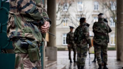 Des soldats patrouillent &agrave; Lyon (Rh&ocirc;ne) dans le cadre du plan Vigipirate, vendredi 16 janvier 2015. (CITIZENSIDE / NICOLAS LIPONNE / AFP)