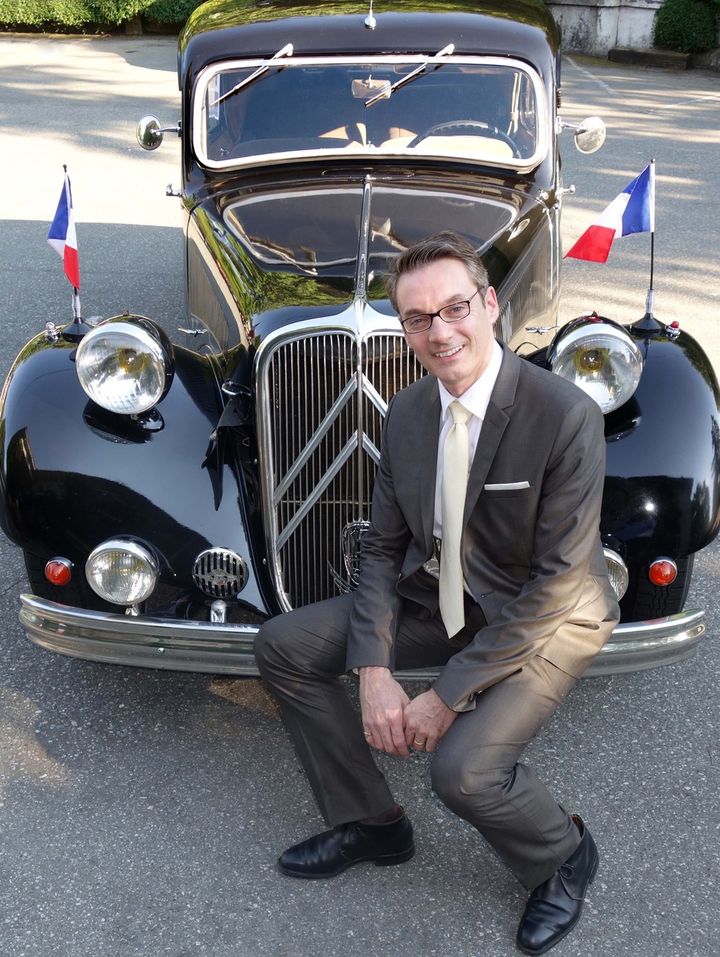 Franck Point devant sa vieille traction Citroën 15-Six de 1953 qu'il a fait venir de France et qu'il bichonne à grands frais.  (Photo DR)