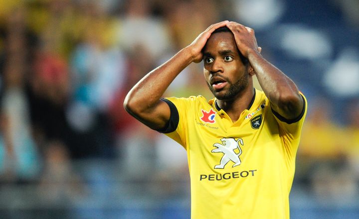 L'attaquant sochalien C&eacute;dric Bakambu se prend la t&ecirc;te entre les mains apr&egrave;s avoir rat&eacute; de nombreuses occasions, face &agrave; Ajaccio, le 31 ao&ucirc;t 2013.&nbsp; (SEBASTIEN BOZON / AFP)