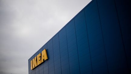 Le logo d'Ikea sur la façade du magasin&nbsp;du groupe d'ameublement suédois de Saint-Herblain, près de Nantes (Loire-Atlantique), le 13 janvier 2021. (LOIC VENANCE / AFP)