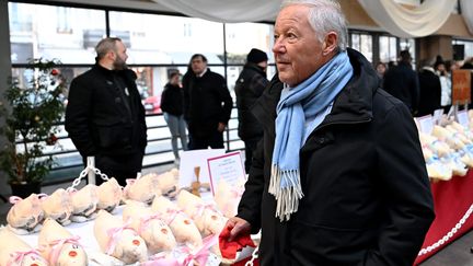 Le chef Georges Blanc, étoilé à Vonnas dans l'Ain, choisit ses volailles de Bresse sous le marché couvert de Bourg-en-Bresse. (CATHERINE AULAZ / MAXPPP)