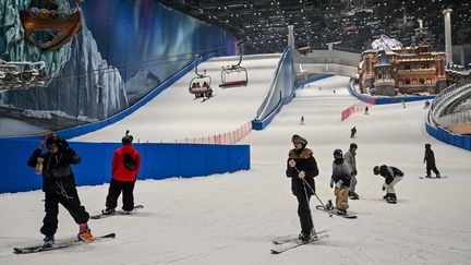 Snowboarders and skiers enjoy a run at Shanghai L*SNOW Indoor Skiing Theme Resort, the world's largest indoor ski resort, during the official opening day in Shanghai, China, September 6, 2024. (HECTOR RETAMAL / AFP)