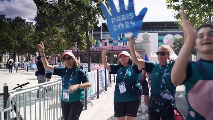 Ils sont revenus avec le sentiment d'avoir vécu une aventure hors du temps : 45 000 bénévoles ont été mobilisés durant la quinzaine des JO de Paris.