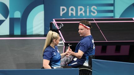 Pas d'exploit pour Flora Vautier et Florian Merrien. Opposé à la paire chinoise Feng Panfeng-Ying Zhou, favorite pour l'or paralympique, en demi-finale du tournoi de double mixte, le duo de pongistes français s'est incliné 3 sets à 0. Pas de quoi rougir pour les deux athlètes, qui repartent bronzés de Paris. (MAXPPP)