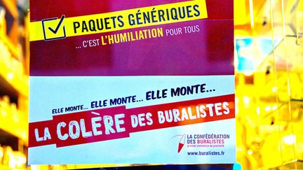 &nbsp; (Affichette apposée sur un bureau de tabac, protestant contre les paquets neutres de cigarettes  © Maxppp)