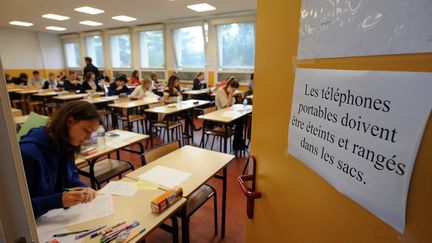 D&egrave;s 8 heures, les lyc&eacute;ens ont commenc&eacute; &agrave; plancher sur la philosophie, premi&egrave;re &eacute;preuve du bac, comme ici &agrave; Arras (Pas-de-Calais) le 18 juin 2012. (PHILIPPE PAUCHET / MAXPPP)