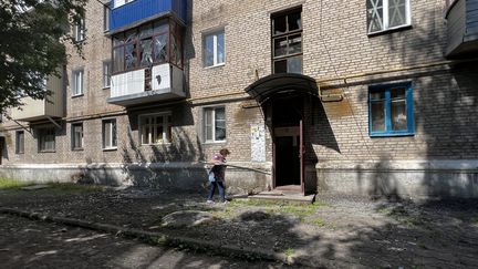 Un immeuble résidentiel endommagé par des bombardements à Sloviansk, en Ukraine, le 27 juin 2022. (BAGUS SARAGIH / AFP)