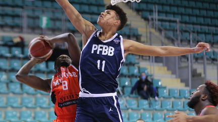 Le basketteur français Ousmane Dieng (en bleu) lors du match entre Mulhouse et le Centre fédéral, le 2 avril 2021, à Mulhouse (Haut-Rhin). (JEAN-FRANÇOIS FREY / MAXPPP)