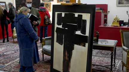 Un&nbsp;tableau de Soulages était mis en vente le 23 janvier 2021 à Caen.&nbsp;Le tableau original n'était pas visible par tout le monde et une reproduction photographique était présentée au public. (ST?PHANE GEUFROI / MAXPPP)