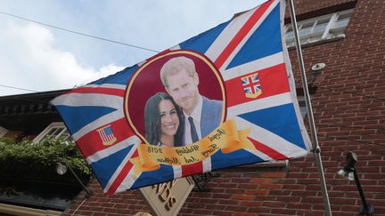 Un drapeau représentant le prince Harry et Meghan Markle, lors de l'annonce de la naissance de leur fils, le 7 mai 2019 à Windsor (Royaume-Uni). (HUGO PHILPOTT / MAXPPP)