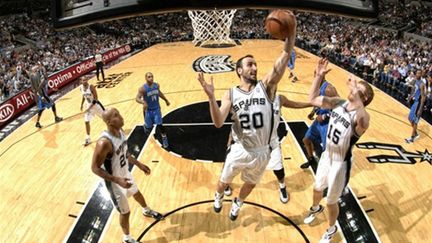 Manu Ginobili en extension devant son coéquipier Matt Bonner