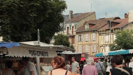 La situation politique incertaine plonge de nombreux Français dans l'inquiètude. À Maurs, dans le Cantal, de nombreux habitants s'inquiètent pour le devenir de leur pouvoir d'achat sous le prochain gouvernement. (France 2)