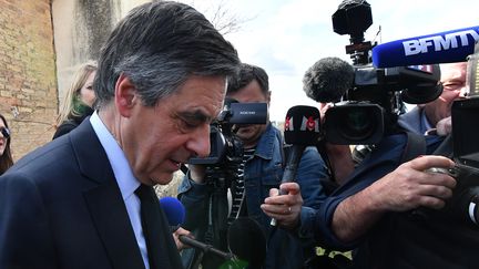 François Fillon en déplacement dans une ferme près de Nice, vendredi 3 mars 2017.&nbsp; (PASCAL GUYOT / AFP)