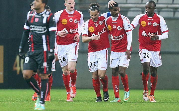 Les joueurs de Reims se f&eacute;licitent apr&egrave;s un but contre Valenciennes, le 1er mars 2014.&nbsp; (FRANCOIS NASCIMBENI / AFP)