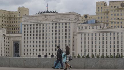 Des passants devant le ministère russe de la Défense, à Moscou, le 21 septembre 2022. (MAXIM SHIPENKOV / EPA / MAXPPP)