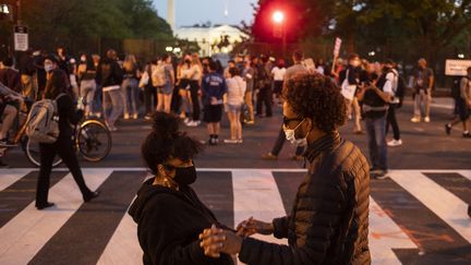 Des gens dansent dans la rue à l'annonce du verdict à Washington. (ANDREW CABALLERO-REYNOLDS / AFP)