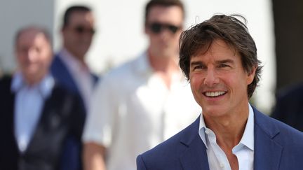 L'acteur américain Tom Cruise arrive sur la Croisette, à Cannes, le 18 mai 2022. (VALERY HACHE / AFP)