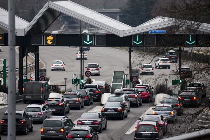 Des vacanciers sur l'A43 au niveau de Myans (Savoie), le 23 décembre 2017. (MAXPPP)