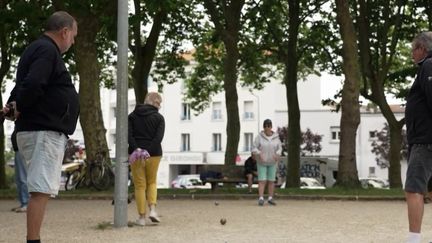 Lors du premier tour des élections législatives, dimanche 30 juin, le Rassemblement national a conquis de nouveaux territoires et de nouveaux profils d'électeurs, à l'image des retraités, qui préféraient jusqu'ici la droite et le centre. (France 2)