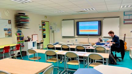 François Faïsse prépare l'arrivée de sa classe de CM2, à l'école Jean-Baptiste-de-La-Salle, à Athis-Mons, en Essonne. (NOEMIE BONNIN / RADIOFRANCE)