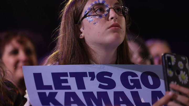 Une militante démocrate brandit une pancarte "Allez Kamala" lors d'un meeting à Reno, dans le Nevada, le 31 octobre 2024. (JUSTIN SULLIVAN / GETTY IMAGES NORTH AMERICA / AFP)