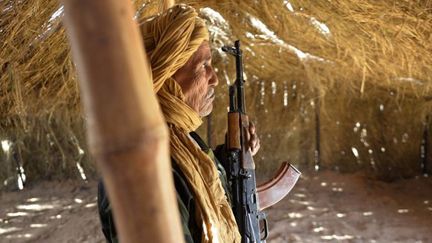 Un garde armé d'une Kalachnikov dans sa case, le 3 février 2017 dans la zone d'Al-Mahbes, au Sahara Occidental. C'est là que le Maroc a érigé un mur de sécurité sur plusieurs kilomètres.  (Photo/AFP)