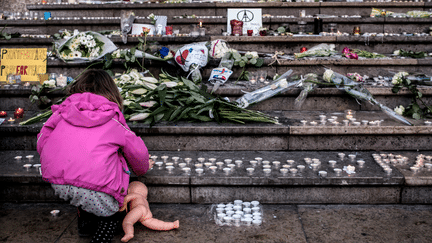 Attentats à Paris : les visages des victimes se dévoilent au fil des heures