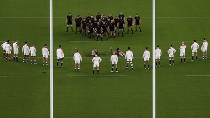 Le XV de la Rose fait face au haka des All Blacks, le 26 octobre 2019, lors de la demi-finale de la Coupe du monde de rugby, à Yokohama (Japon). (BEHROUZ MEHRI / AFP)