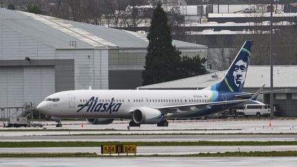 Le boeing 737 MAX 9 de la compagnie Alaska Airlines cloué au sol à l'aéroport international de Portland, le 9 janvier 2024 aux États-Unis. (MATHIEU LEWIS-ROLLAND / GETTY IMAGES NORTH AMERICA / AFP)