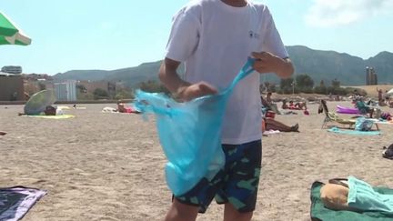 Les Français sont nombreux sur les plages cet été, et les déchets aussi. Sans l'intervention de bénévoles, elles deviendraient sans doute de véritables poubelles. Reportage à Marseille. (FRANCE 3)