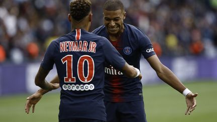 Neymar et Kylian MBappé, le 25 août 2018, à Paris.&nbsp; (MEHDI TAAMALLAH / AFP)