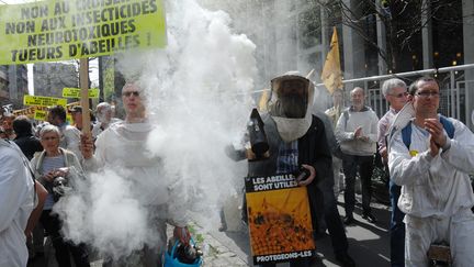 Des apiculteurs manifestent &agrave; Montreuil (Seine-Saint-Denis) devant le si&egrave;ge de FranceAgriMer, le 1er avril 2014. (  MAXPPP)