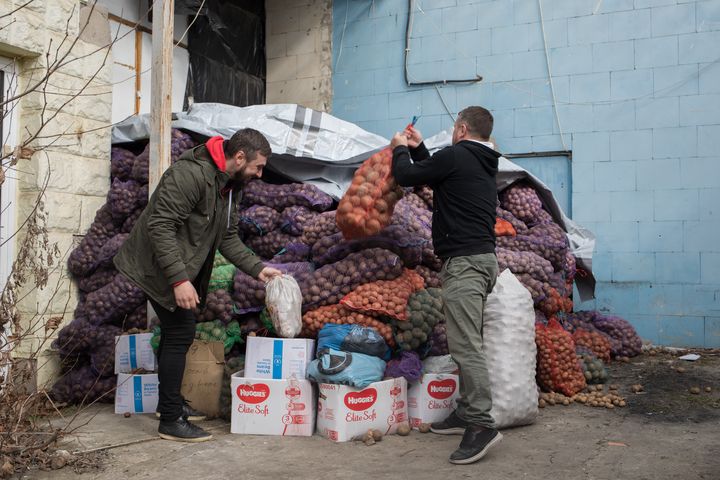 Des pommes de terre sont stockées dans l'entrepôt de Kherson Hub, en Ukraine, le 1er avril 2023. (MATHIEU DREUJOU / FRANCE TELEVISIONS)