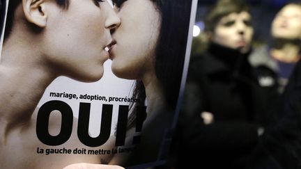 #LES UNESPremier hebdomadaire &agrave; prendre parti pour le mariage pour tous, "Les Inrockuptibles" ont enfonc&eacute; le clou r&eacute;cemment en publiant un dossier sur l'homophobie. Plus discutable, Le f&eacute;minin Elle s'est fendu d'une une "mariage pour toutes" mettant en sc&egrave;ne deux jeunes femmes habill&eacute;es en mari&eacute;es. (CHRISTIAN HARTMANN / REUTERS)