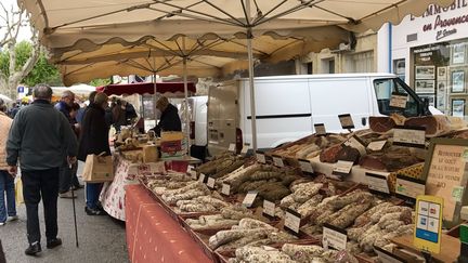 Le marché de Vaison-la-Romaine où s'arrête le #franceinfotour, mardi 2 mai.&nbsp; (Charlotte Mattout / Radio France)