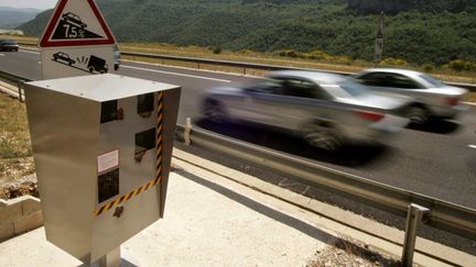 Un radar &agrave; la sortie du tunnel du Pas de l'Escalette, sur l'A75, photographi&eacute; le 30 juin 2005. (DOMINIQUE FAGET / AFP)