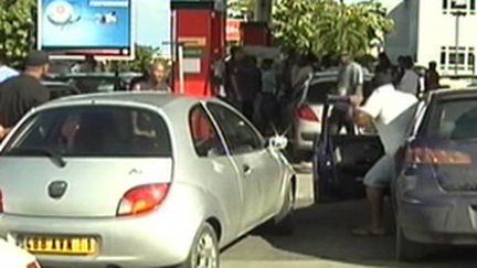 Une pompe à essence en Guadeloupe, lors de la grève générale début 2009 (© France 2)