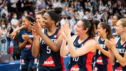 Endy Miyem&nbsp;et Sarah Michel lors d'un match amical de l'équipe de France de basket face à l'Espagne, le 10 juillet 2021 à Paris. (MELANIE LAURENT / DPPI via AFP)