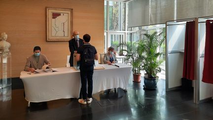 Un électeur français s'apprête à voter au premier de l'élection présidentielle dans l'un des deux bureaux de l'ambassade de France à Pékin, dimanche 10 avril. (SEBASTIEN BERRIOT / RADIO FRANCE)