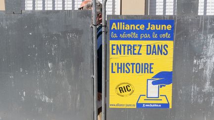 Une affiche électorale de la liste "Alliance jaune", le 23 mai 2019 dans une rue de Toulouse (Haute-Garonne). (PASCAL PAVANI / AFP)