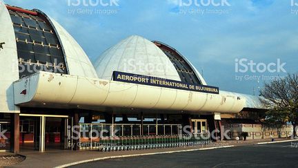 Plusieurs victimes du trafic d'êtres humains embarquent avec des papiers en règle à l'aéroport international de Bujumbura. (Guetty Images)