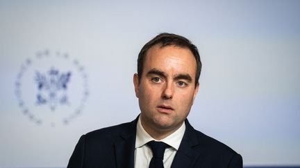 Le ministre des Armées, Sébastien Lecornu, lors d'un point presse à l'Elysée, à Paris, le 4 avril 2023. (XOSE BOUZAS / HANS LUCAS / AFP)