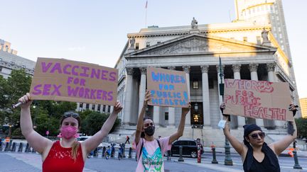 Des personnes protestent lors d'un rassemblement appelant à une plus grande action du gouvernement pour combattre la propagation de la variole du singe à&nbsp;New York, le 21 juillet 2022. (JEENAH MOON / GETTY IMAGES NORTH AMERICA)